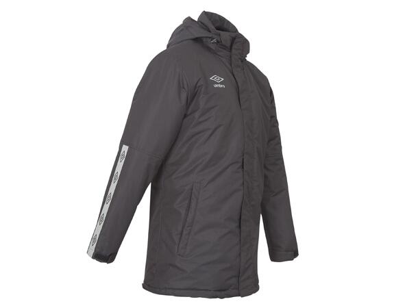 UMBRO UX Elite Team Jacket Sort M Funksjonell lang vattert klubbjakke 