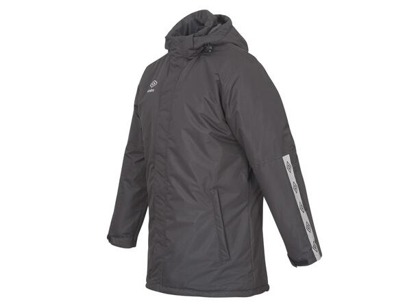 UMBRO UX Elite Team Jacket Sort M Funksjonell lang vattert klubbjakke 